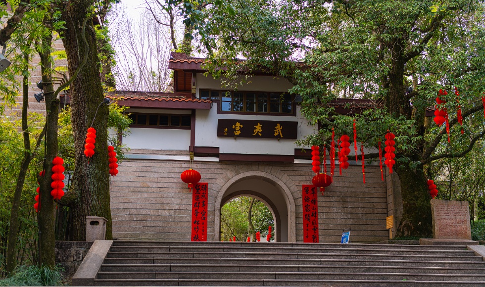 中国福建武夷山风景区周围美丽的寺庙_副本