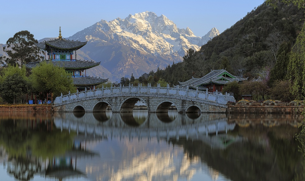 美丽的黑龙池和玉龙雪山在丽江，云南-中国_副本