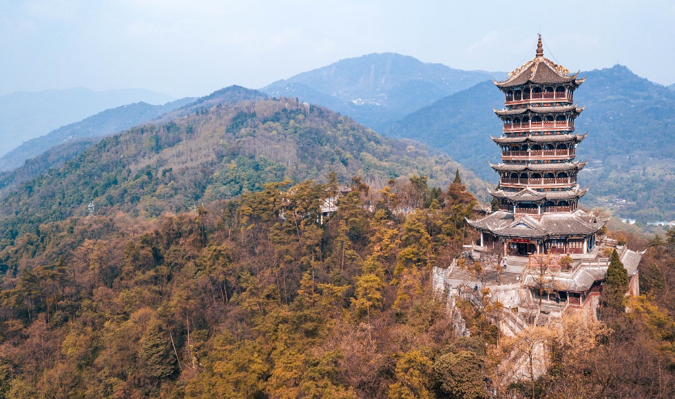 无人机在中国四川成都都江堰拍摄。夏日清晨的青城山。在森林山后面旋转，山顶上有塔塔。敬拜的地方_副本