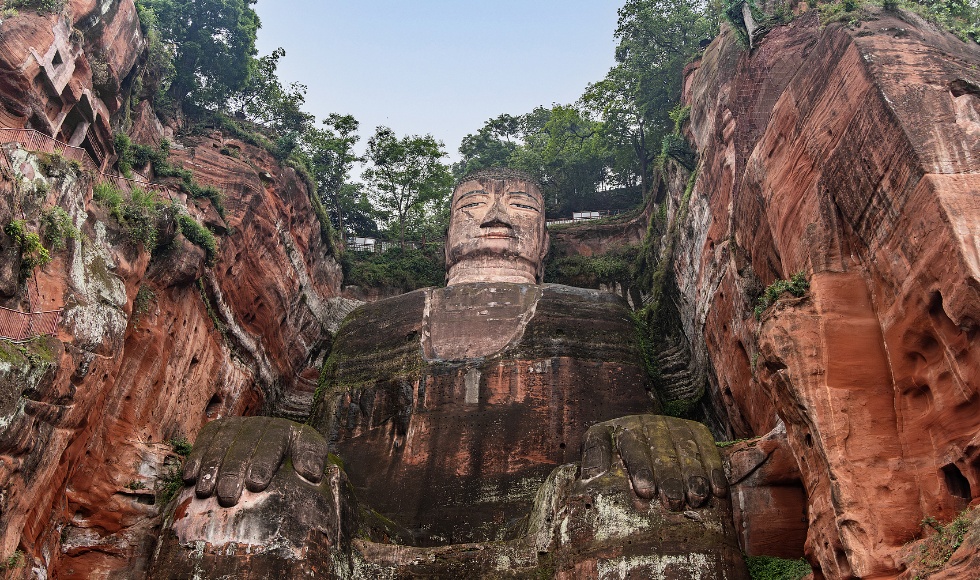 乐山大佛在中国四川，从河上巡游_副本